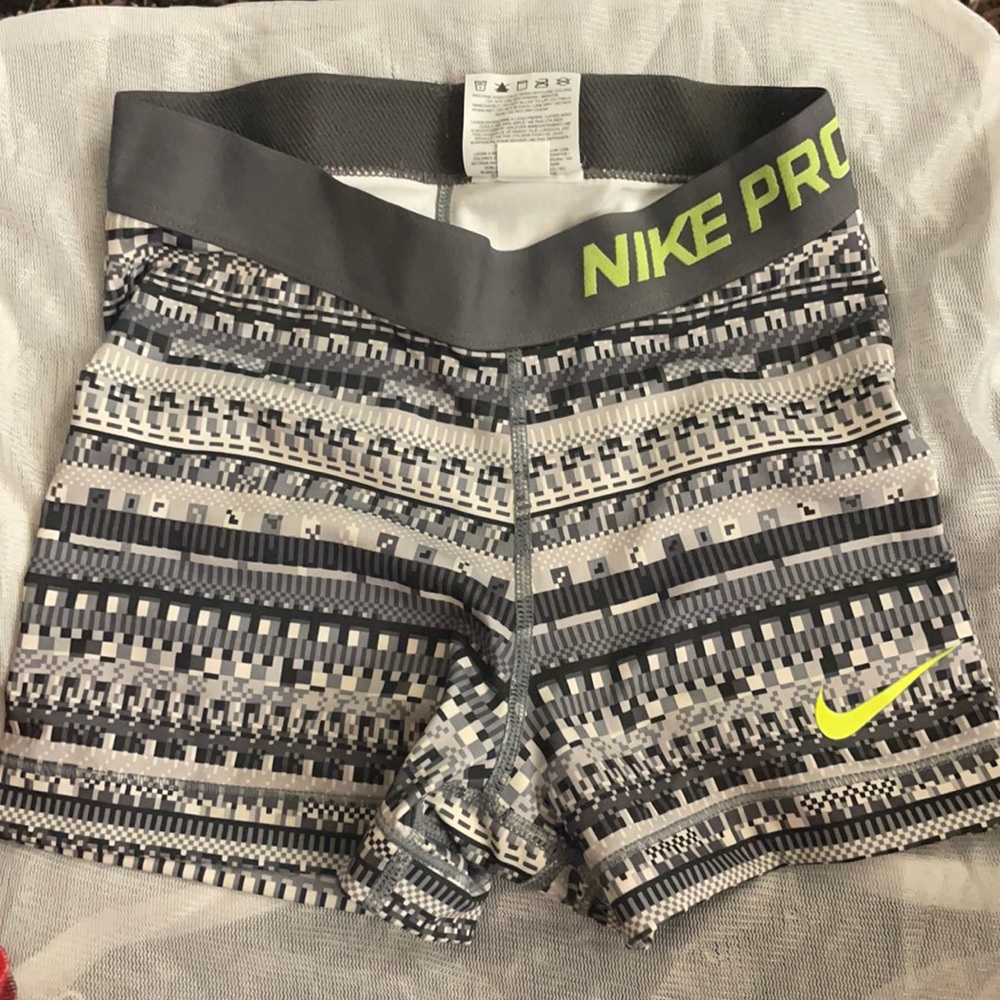 Super cute patterned Nike pro spandex shorts! Barely worn, perfect condition.